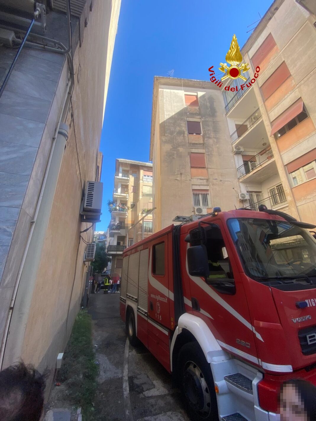 Caserta, appartamento in fiamme in via Cesare Battisti: ustionato un uomo Caserta, appartamento in fiamme in via Cesare Battisti: ustionato un uomo