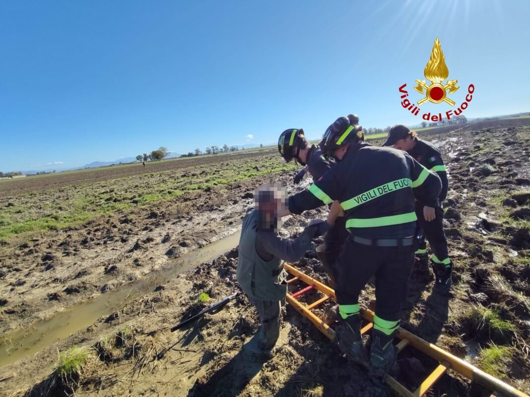 Castel Volturno, resta bloccato fino alla cintura nel fango: 66enne di Napoli salvato dai vigili del fuoco Castel Volturno, resta bloccato fino alla cintura nel fango: 66enne di Napoli salvato dai vigili del fuoco
